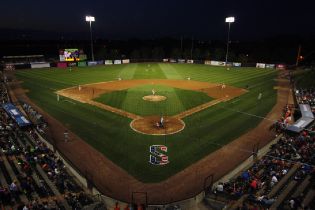 Windy City Swings Past Boomers