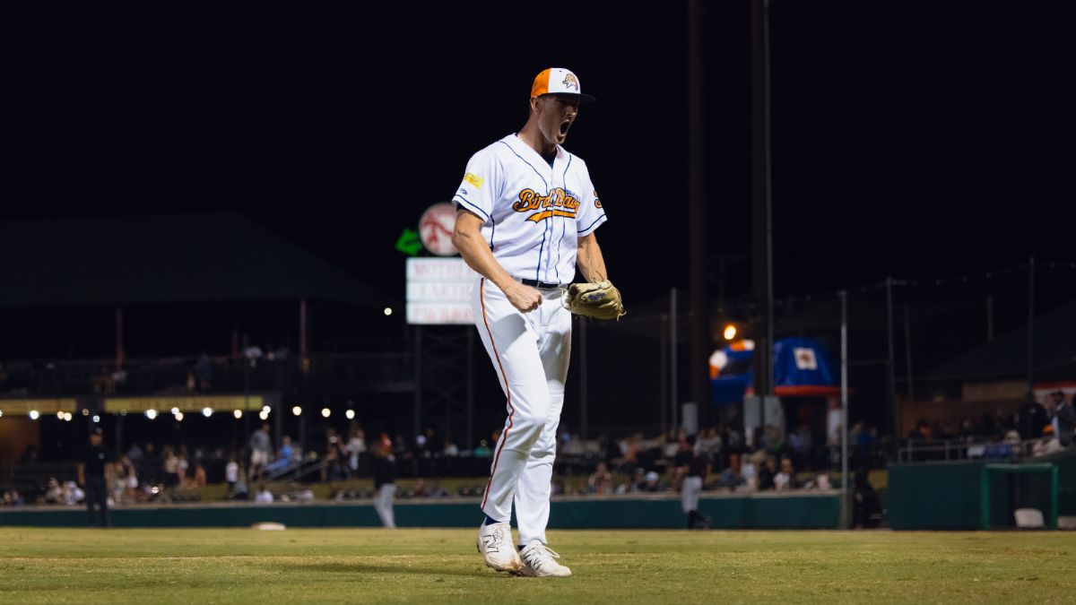 Johnston Deals, Bird Dawgs Cruise Past Jackals 7-2 to Open Weekend Series
