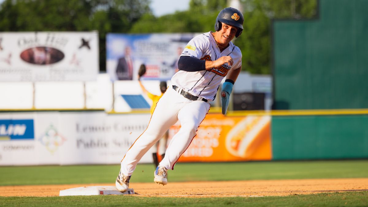 Bird Dawgs Explode for Four Runs in Ninth to Stun Aigles 7-5 in Series Opener