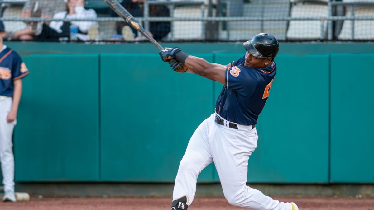 Tapia Launches Go-Ahead Grand Slam, Bird Dawgs Beat Mississippi 8-7