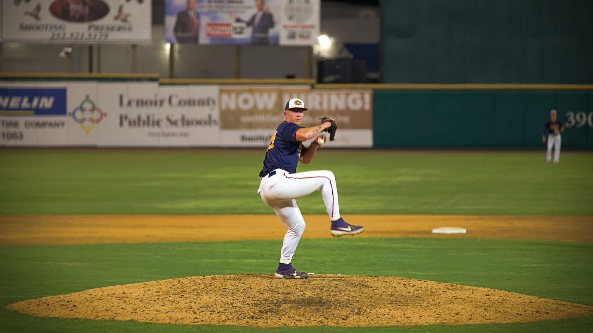 Bird Dawgs Hold On, Clinch Series Win in Mississippi