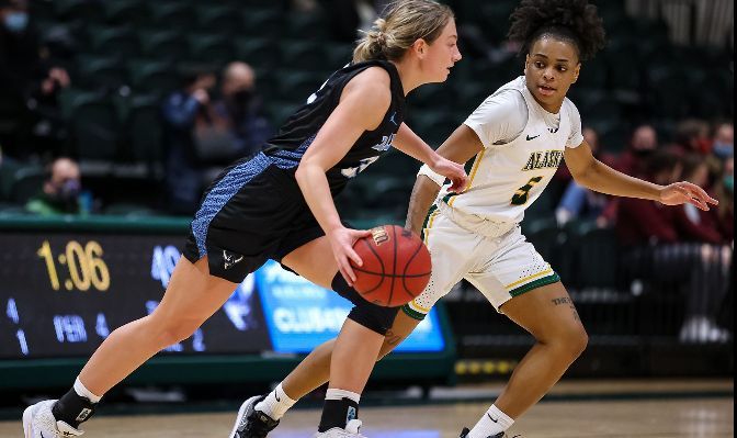 Alaska Anchorage is one of two GNAC teams to open the season 3-0 after wrapping up a road trip to Hawaii.