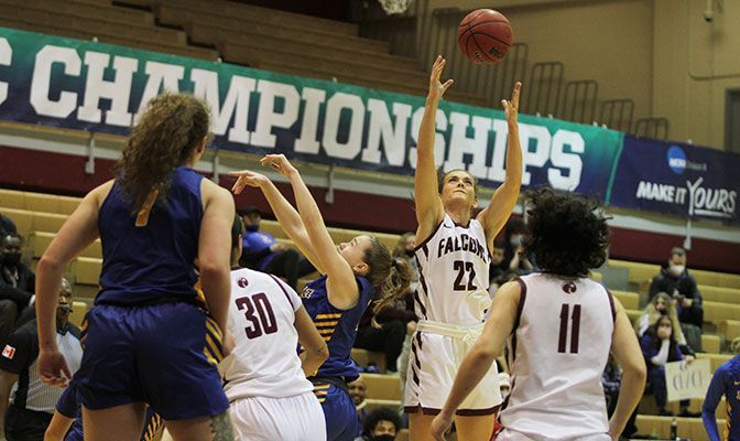 Ashley Alter finished with 14 points for Seattle Pacific on 6 of 8 from the field. Photo by Rio Giancarlo.