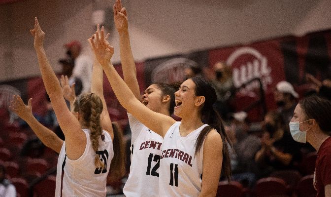 Central Washington raced out to an early 10-point lead and never trailed from start to finish, knocking off previously undefeated Western Washington 76-68 on Saturday to improve to 9-4.
