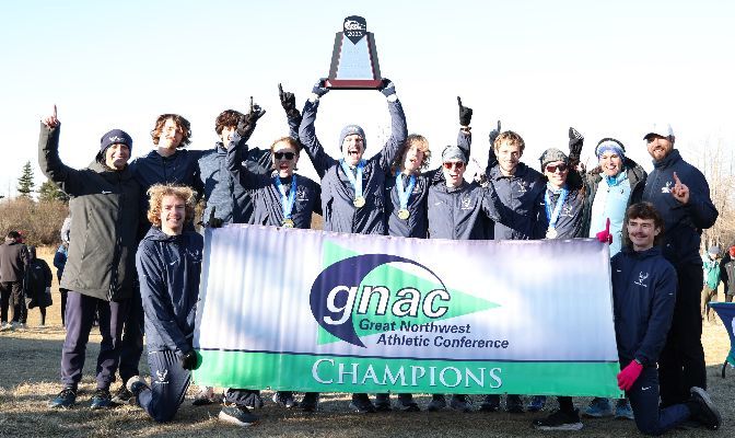 Western Washington hoisted the GNAC cross country trophy for the second straight season on Saturday.