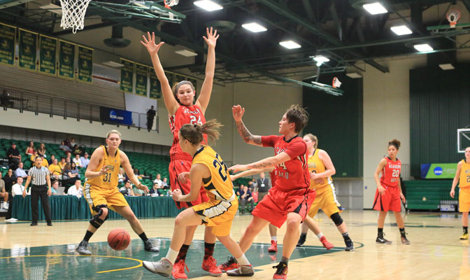 Brandy Kumm (25) passes ball to a wide open Chelsea Banis (31) underneath basket Friday (Photo by Scott Wu)