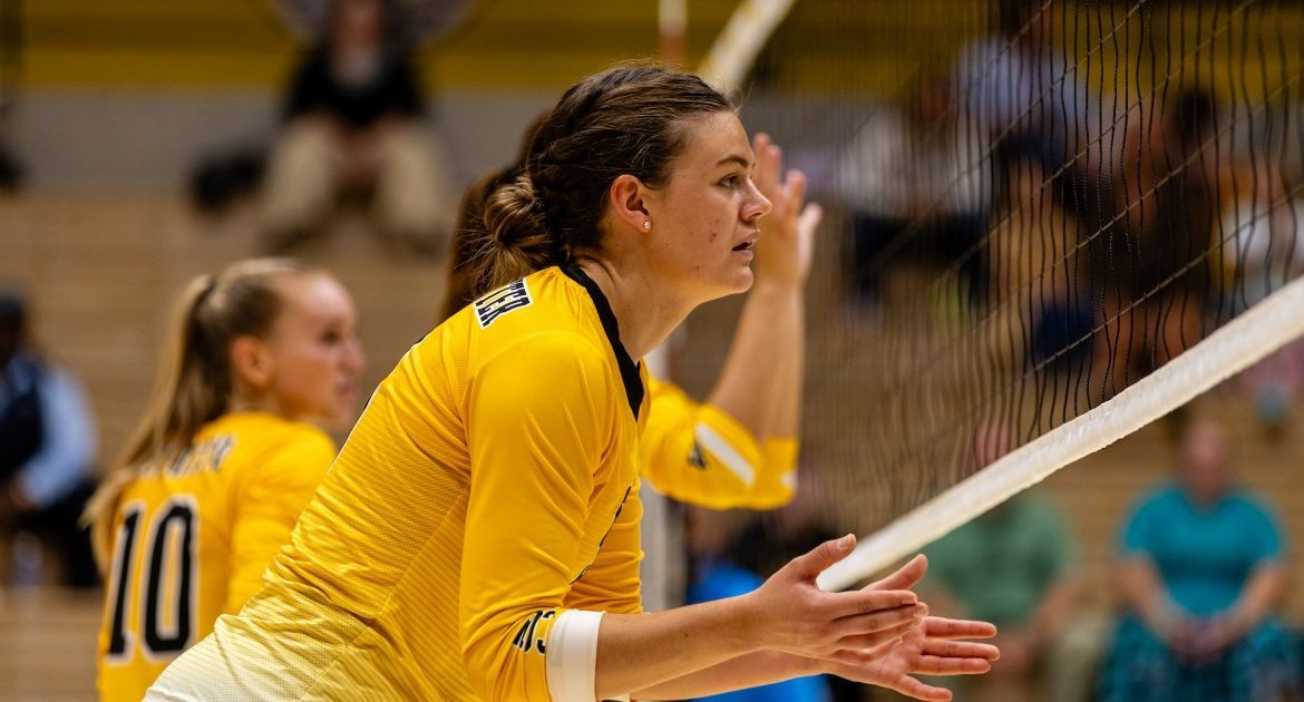 Valpo Volleyball Wins Popcorn Classic with Sweep of Oakland