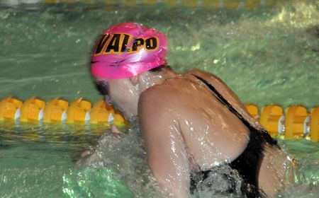 Milwaukee Tops Valpo Swimmers