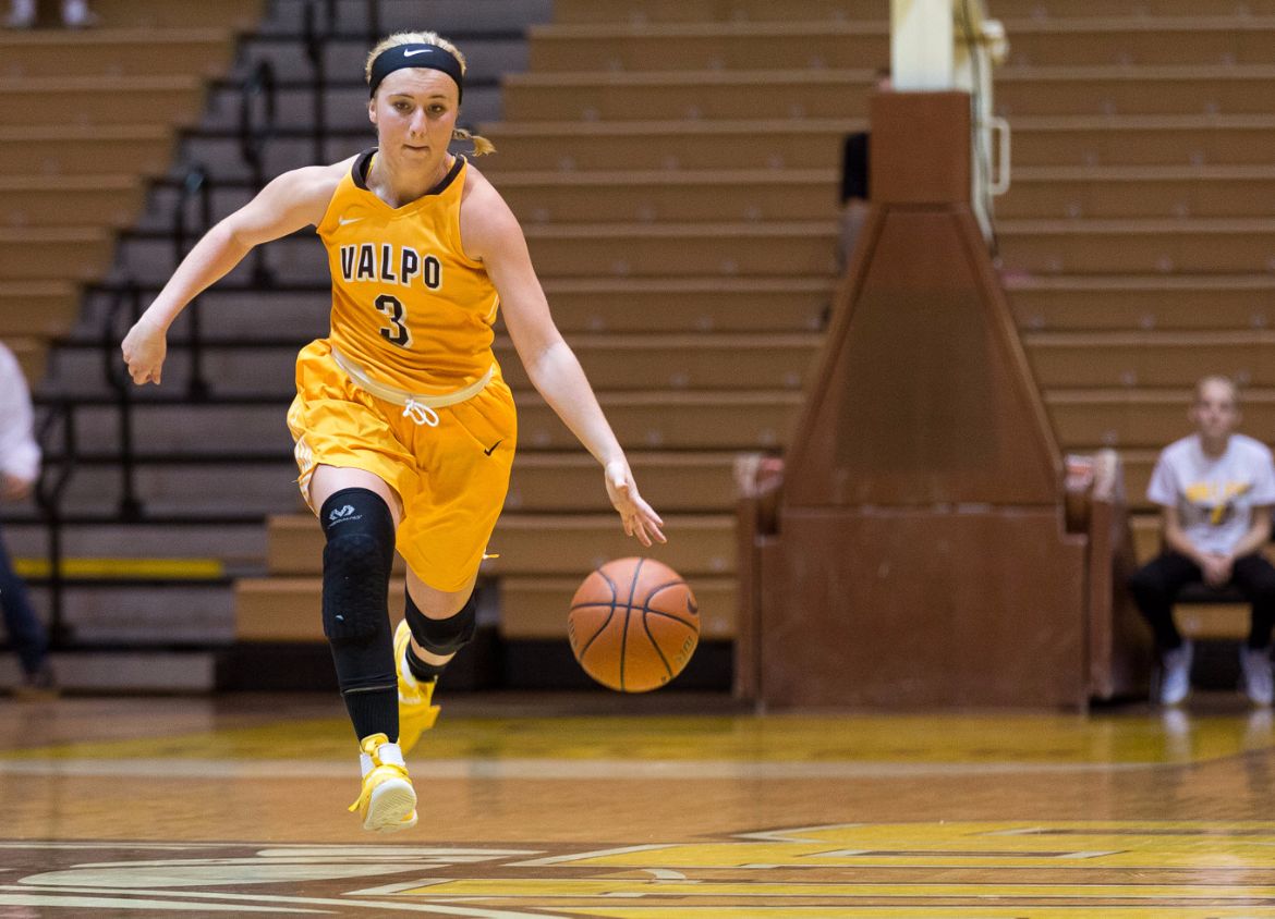 Women's Basketball Faces Nation's Top Team Sunday
