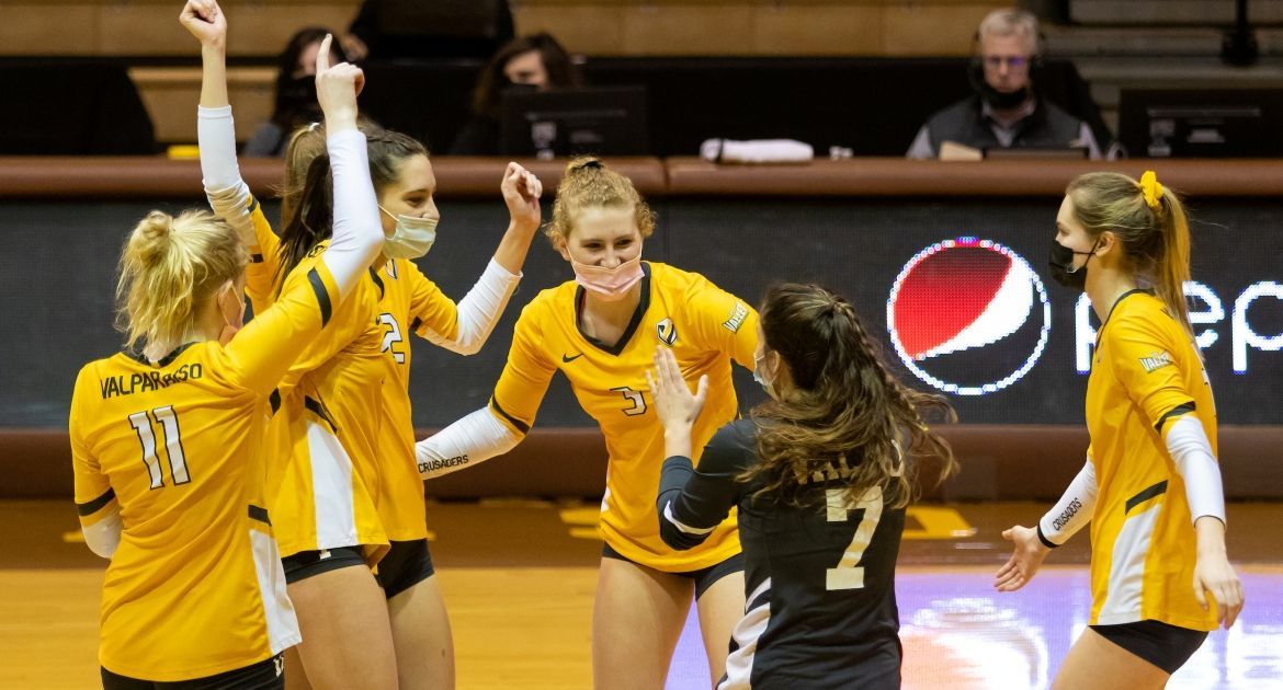 Volleyball Prepares For MVC Tournament