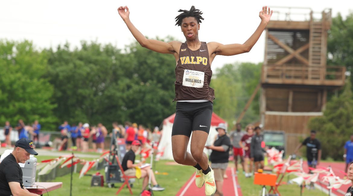 Mullings Scores Five Points in Long Jump, Veloz Bonilla Qualifies for 800 Finals
