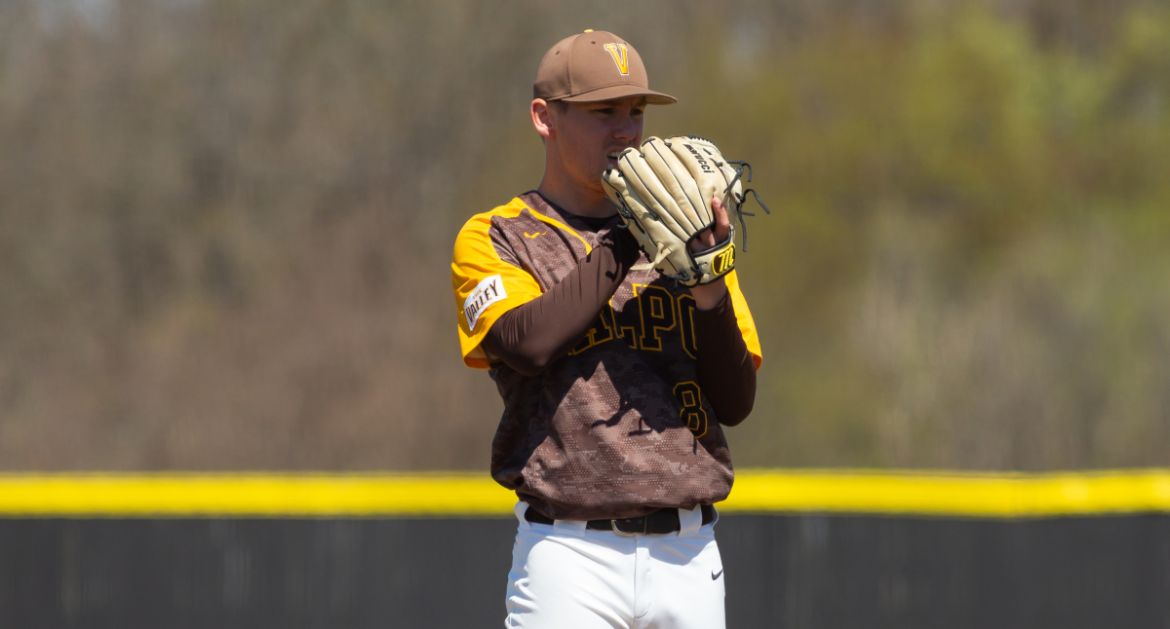Valpo Pulls Away to Clinch Series Win
