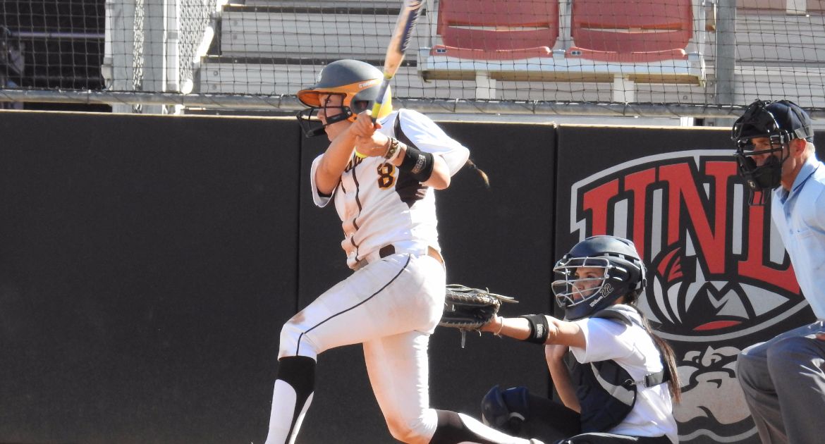 Softball Falls in Series Finale at UIC