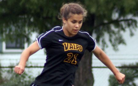 Late Goal Lifts Valpo to First Victory of the Season