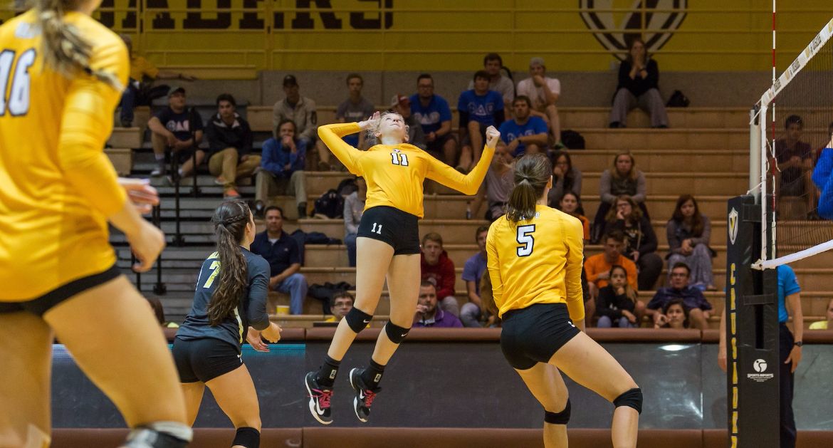 Volleyball Picks Up First MVC Victory at Loyola