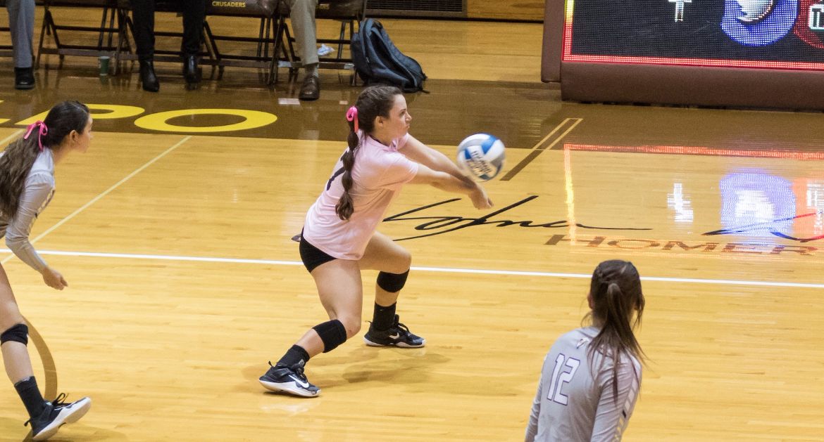 Volleyball Secures Critical Road Win at Evansville Friday