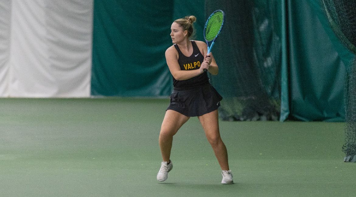 Tennis Cruises to Victory Over UNI
