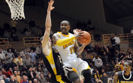 McPherson Steal and Layup Gives Valpo One-Point Win in Final Second Over Milwaukee
