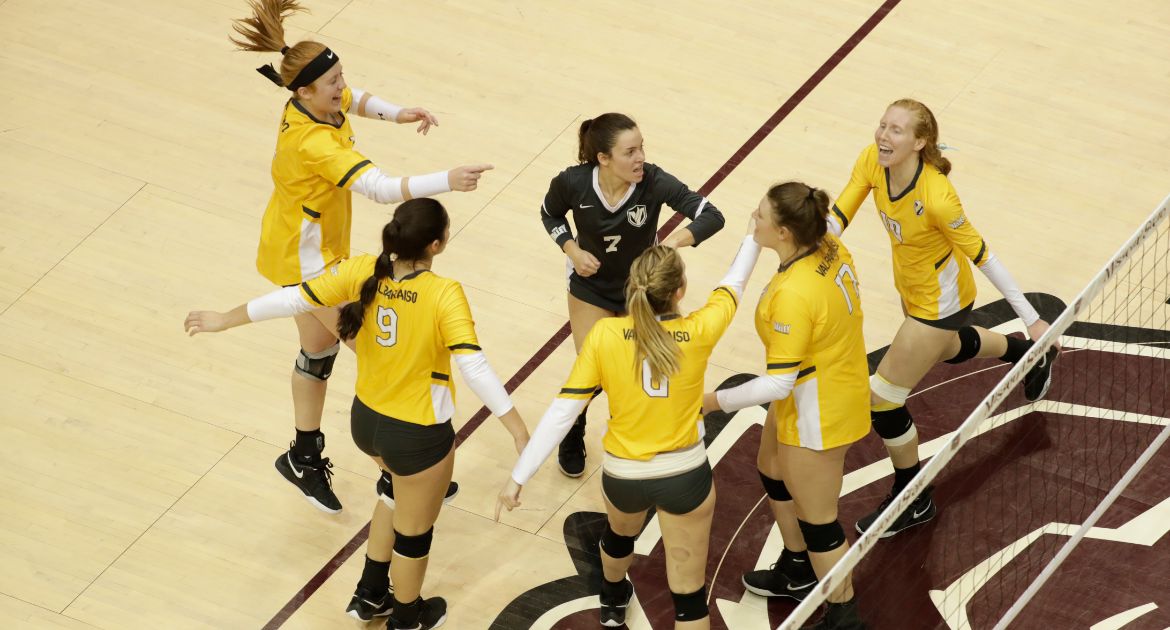 Volleyball Takes Down Missouri State; Advances to MVC Semifinals