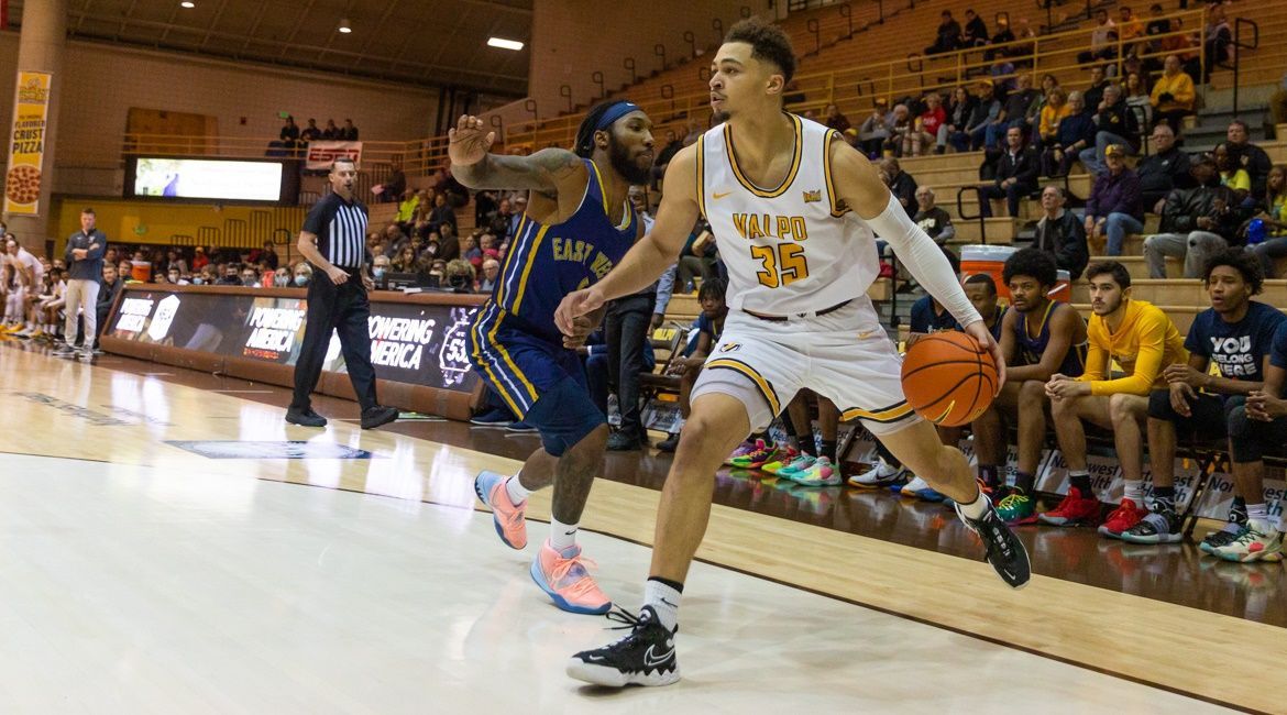 King Shines in Debut as Valpo Rolls to Victory