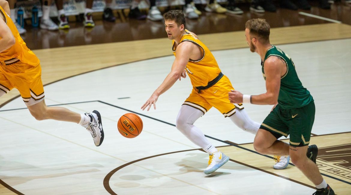 Men’s Basketball Edged by Charlotte on Saturday