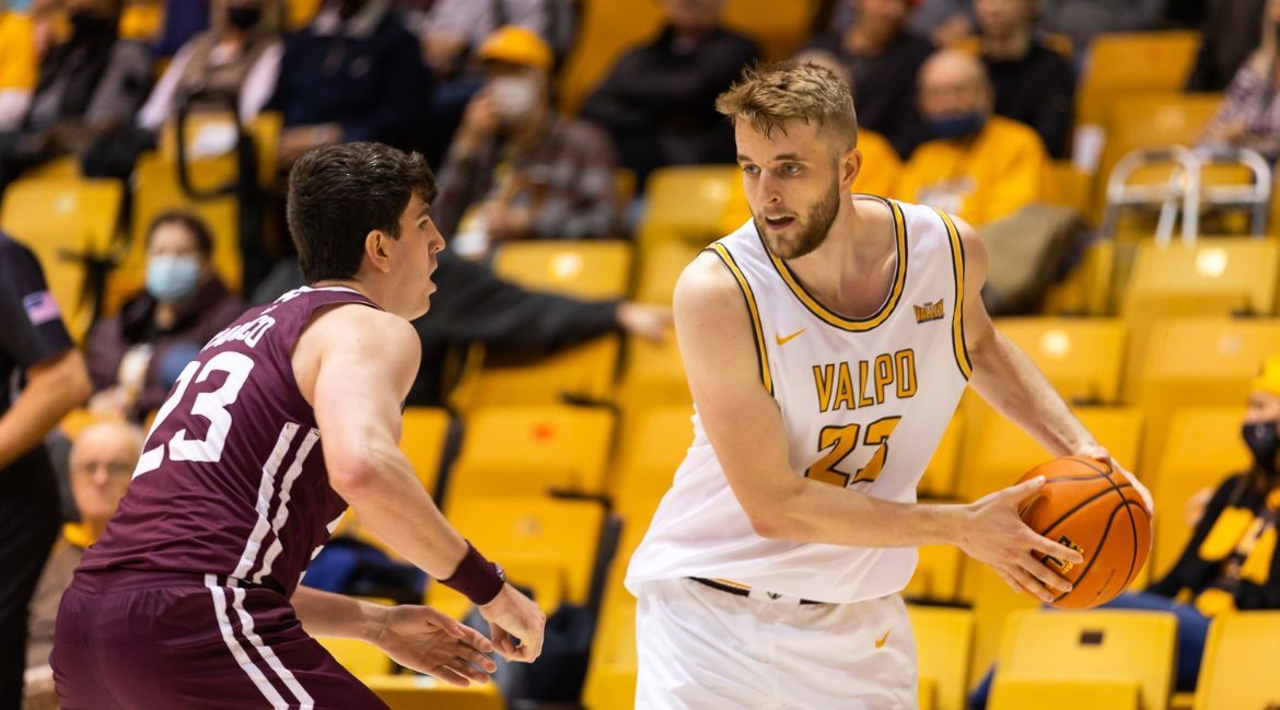 Valpo Visits Loyola for National TV Date on Tuesday