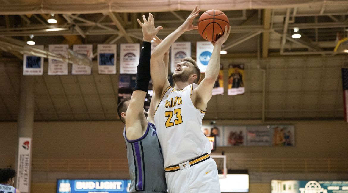 Late Krikke Basket Lifts Valpo to Road Win in Another MVC Thriller