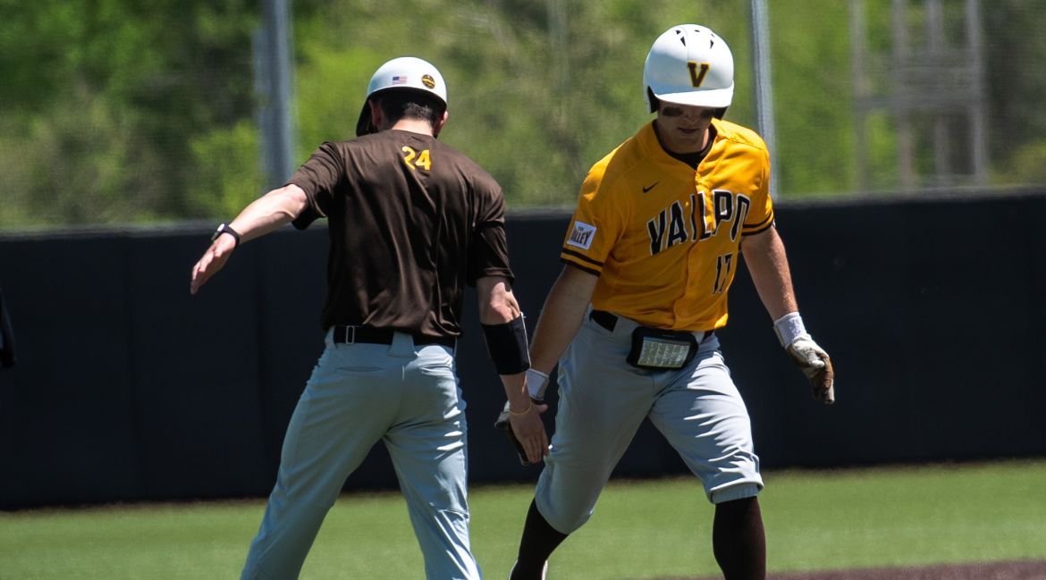 Offense Stays Hot as Valpo Takes Series Finale from First-Place SIU