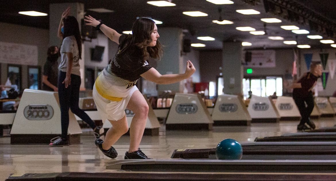 Bowling Earns Three Wins on Second Day of Railsplitter Classic