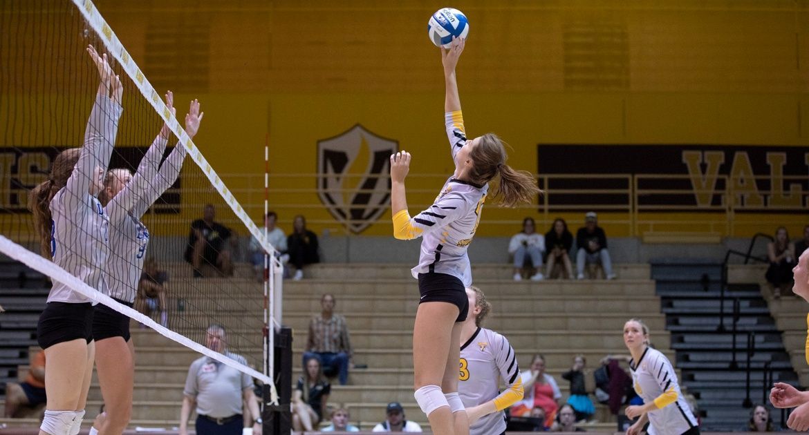 Volleyball Completes Winning Weekend With Five-Set Triumph at Bradley