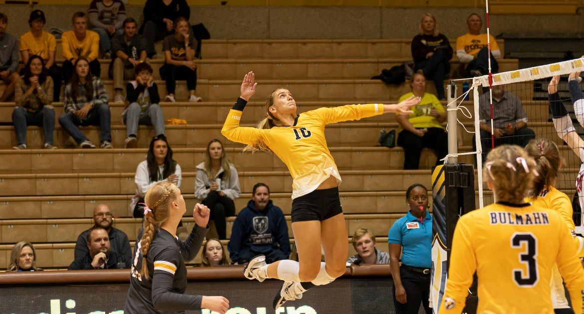 Volleyball Bounces Back, Sweeps Indiana State