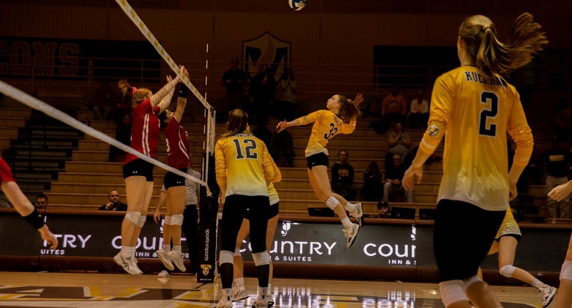 Volleyball Comes From Behind for Five-Set Win Over Bradley