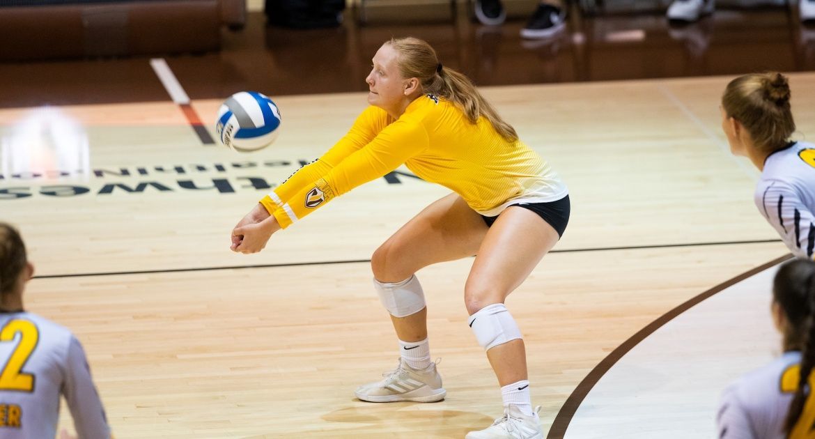 Volleyball Falls in Battle with UIC to Close Regular Season
