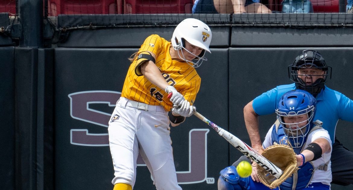 Softball Drops Pair to Open Weekend in Chattanooga