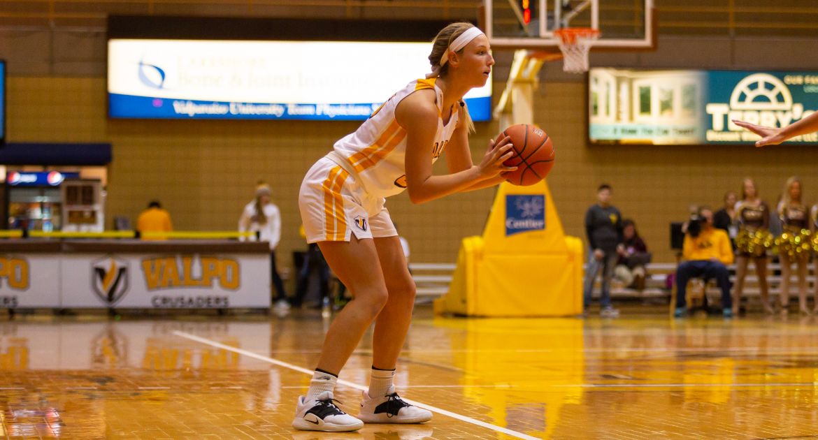 Gritty Team Effort Propels Valpo to Enthralling Road Triumph