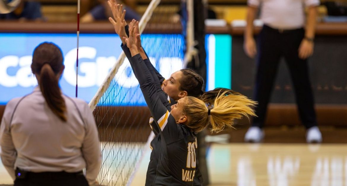 Volleyball Out-Duels Evansville for Homecoming Saturday Win
