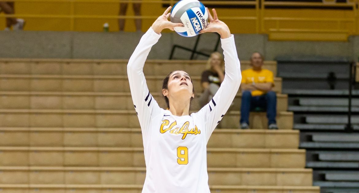 Volleyball Drops Five-Set Battle at Illinois State Saturday
