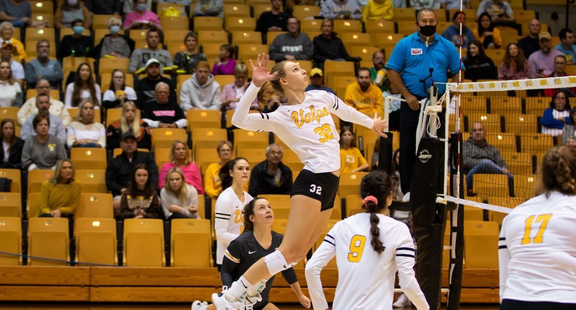 Volleyball Wins Key Points Late in Sweep of Missouri State