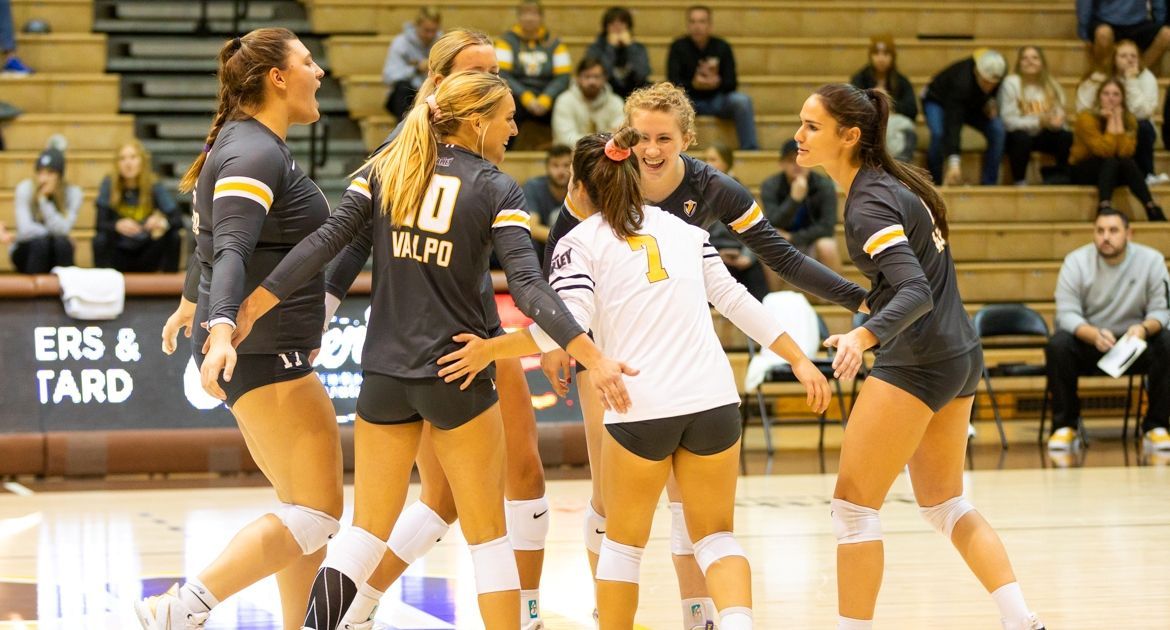 Volleyball Closes Perfect Weekend With Sweep of SIU