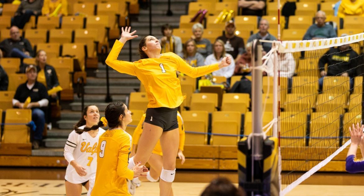Volleyball Remains Perfect at Home, Tops UNI Monday