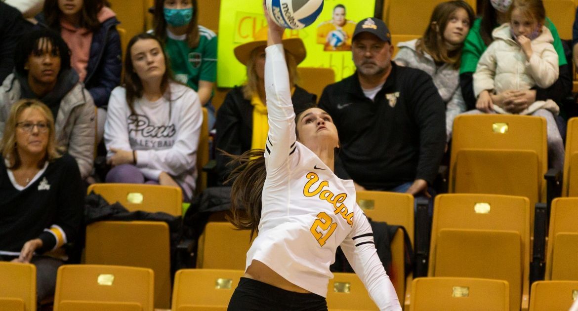 Volleyball Hits 20-Win Mark With Win at UNI Friday