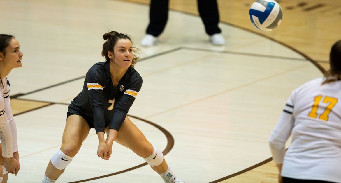 Volleyball Continues NIVC Run With Sweep of Toledo Friday