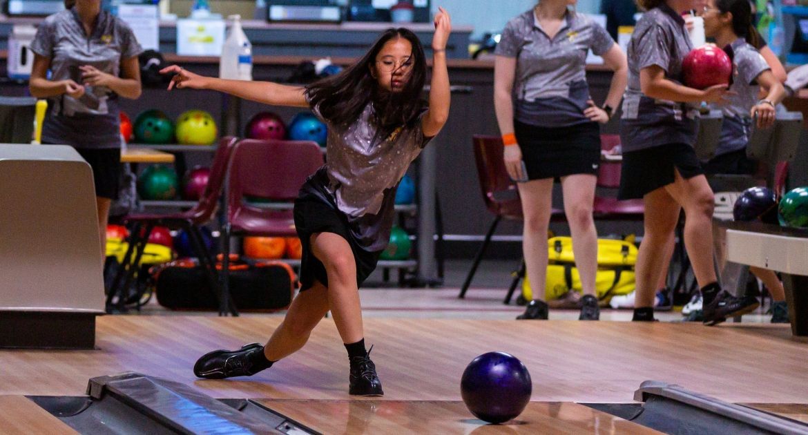 Bowling Goes Undefeated on First Day of Valpo Bowling Classic